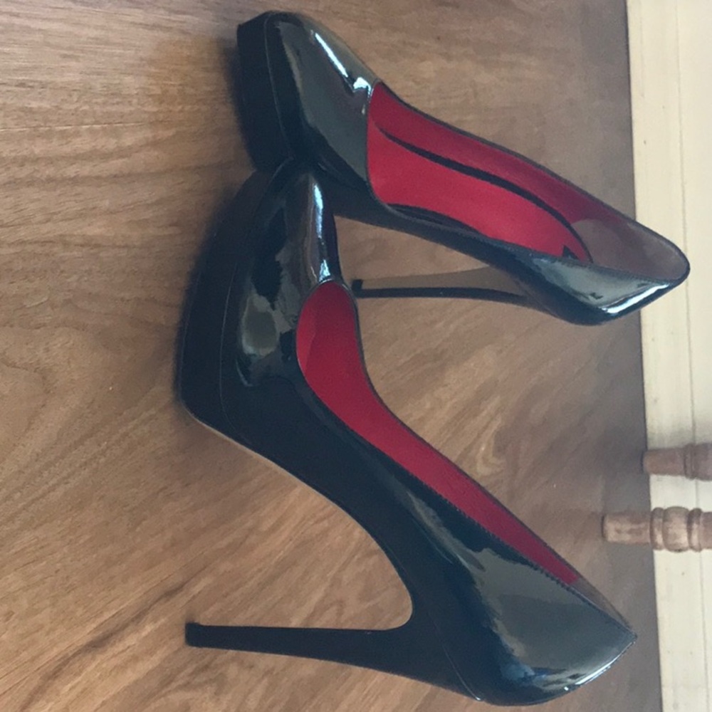 Dolce & Gabbana blk pumps.
